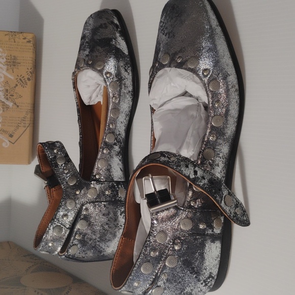 Free People NWT $128 MYSTIC MARY JANE FLATS IN DISTRESSED SILVER Sz 7.5 - Picture 7 of 7